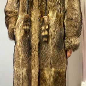 Natural Fur Coat. Authentic and in beautiful Vintage condition. No tips or shred